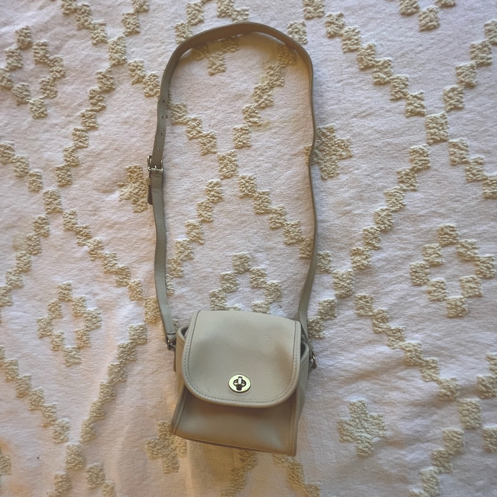 Coach Vintage 90s cream leather shoulder bag. Great condition. Small and cute